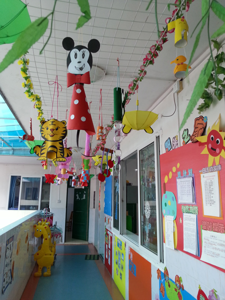桂林市阳光幼儿园小班进行了一次手工吊饰制作 ...